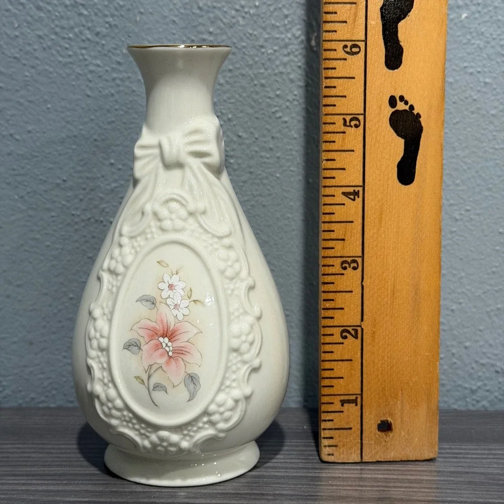 Royal Heritage Cameo Ribbon Vase Ivory Porcelain Floral Gold Trim 6